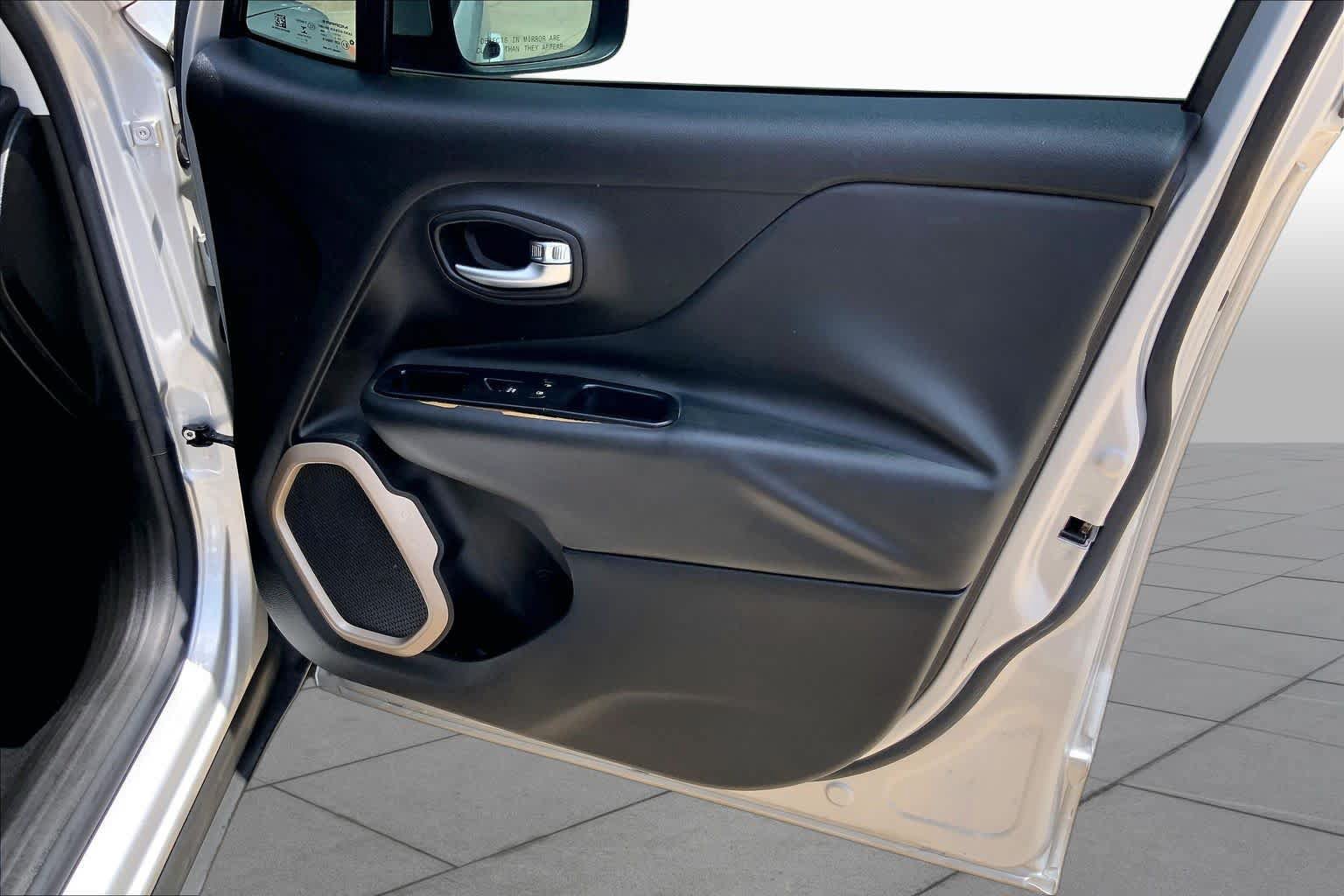 Used 2016 Jeep Renegade Limited FWD image 23