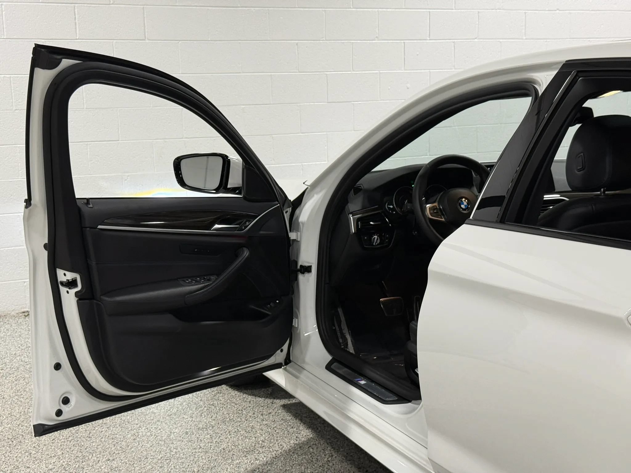 Used 2018 BMW 530e xDrive w/ M Sport Package 2 AWD/4WD image 10