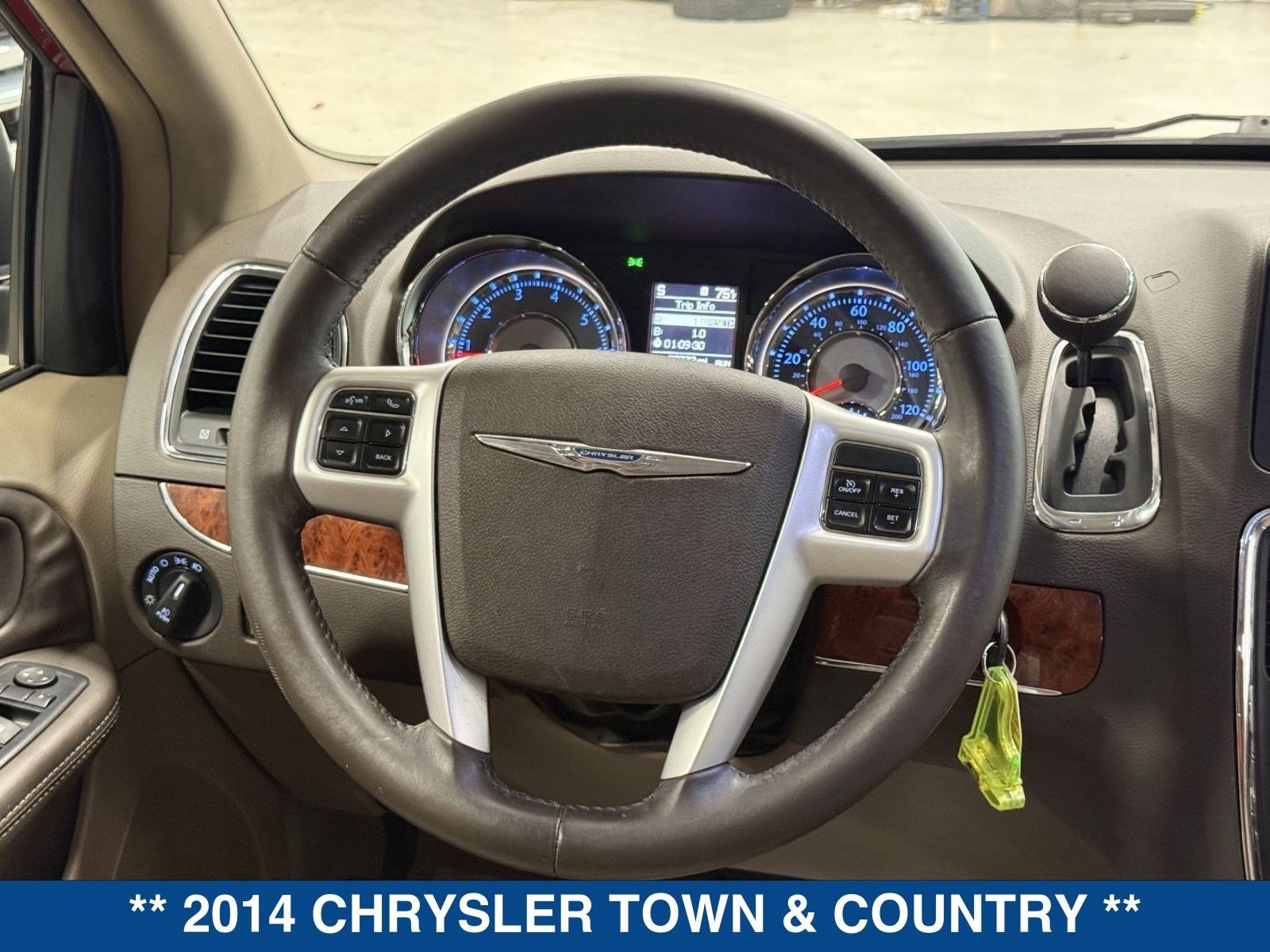 Used 2014 Chrysler Town & Country Touring-L image 16