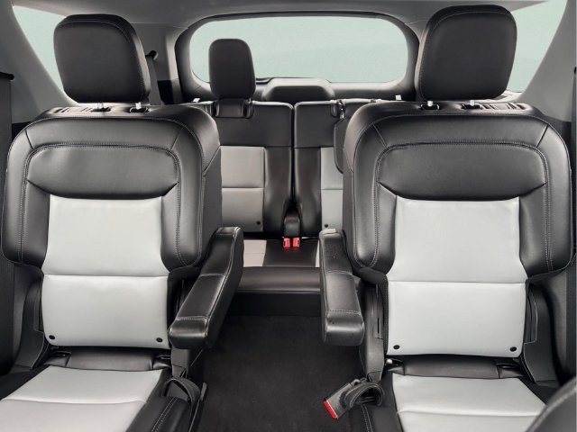 Used 2024 Ford Explorer XLT w/ Equipment Group 202A AWD/4WD image 18