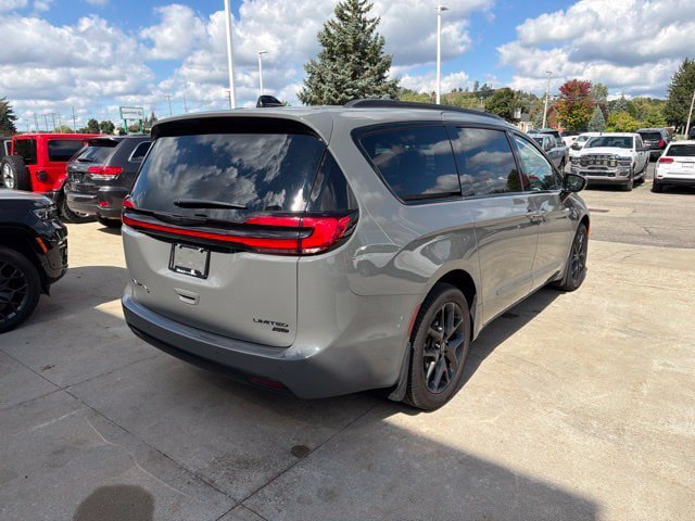 Certified 2025 Chrysler Pacifica Limited AWD/4WD image 6