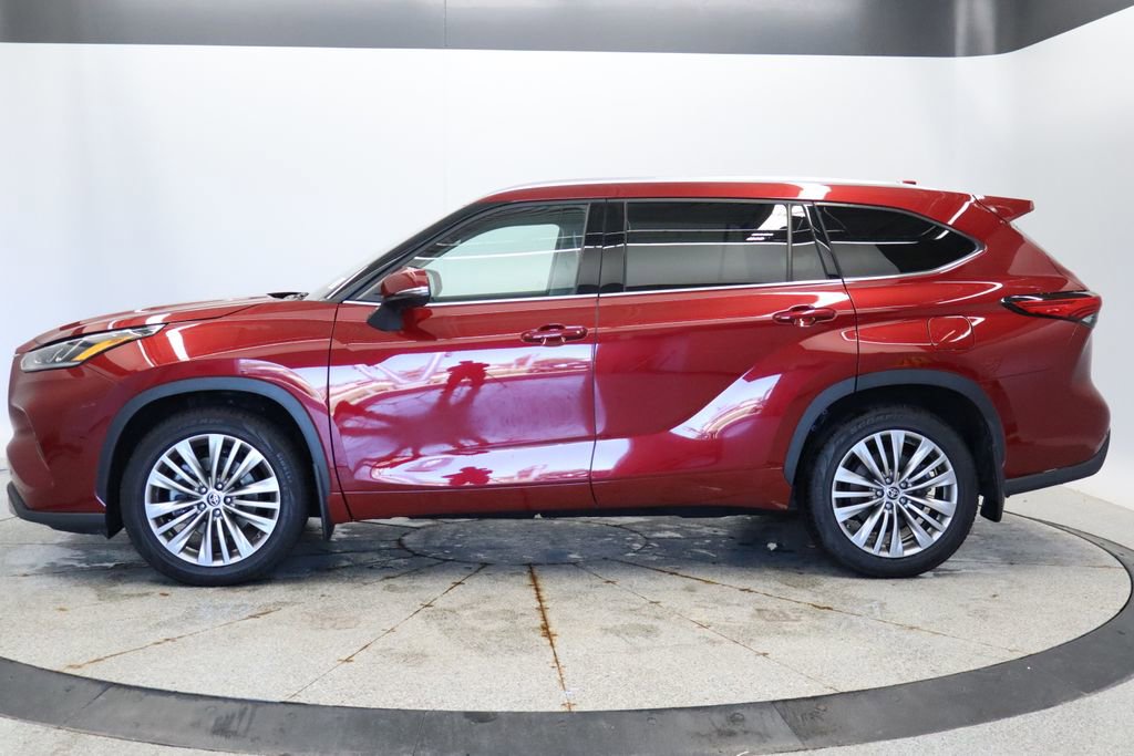 Used 2022 Toyota Highlander Platinum AWD/4WD image 2