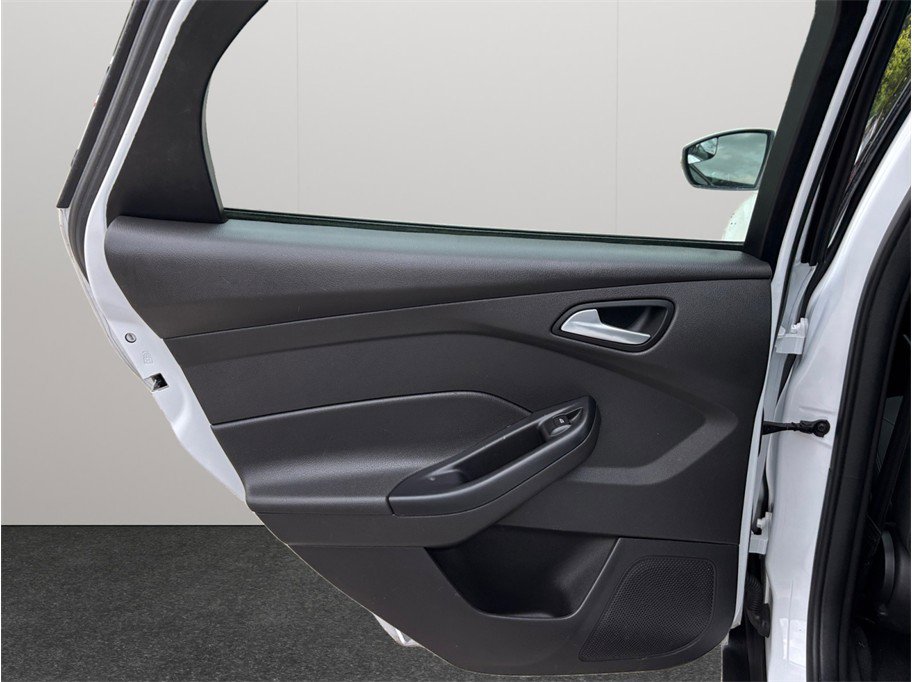 Used 2017 Ford Focus SE FWD image 28