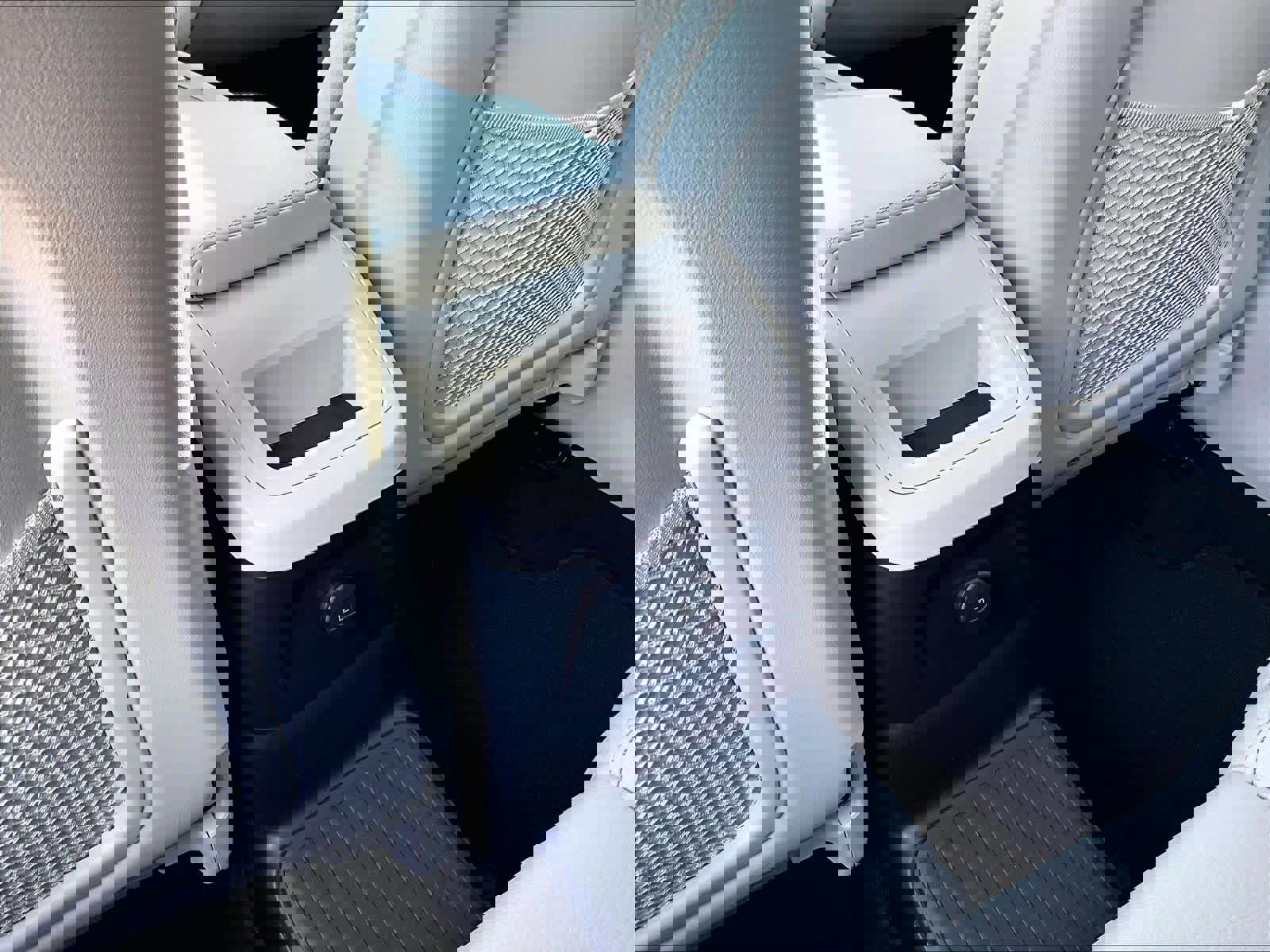 Used 2023 Volvo XC60 T8 Plus image 37