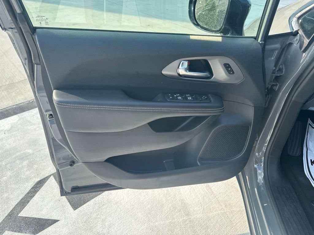 Used 2025 Chrysler Pacifica Select FWD image 13