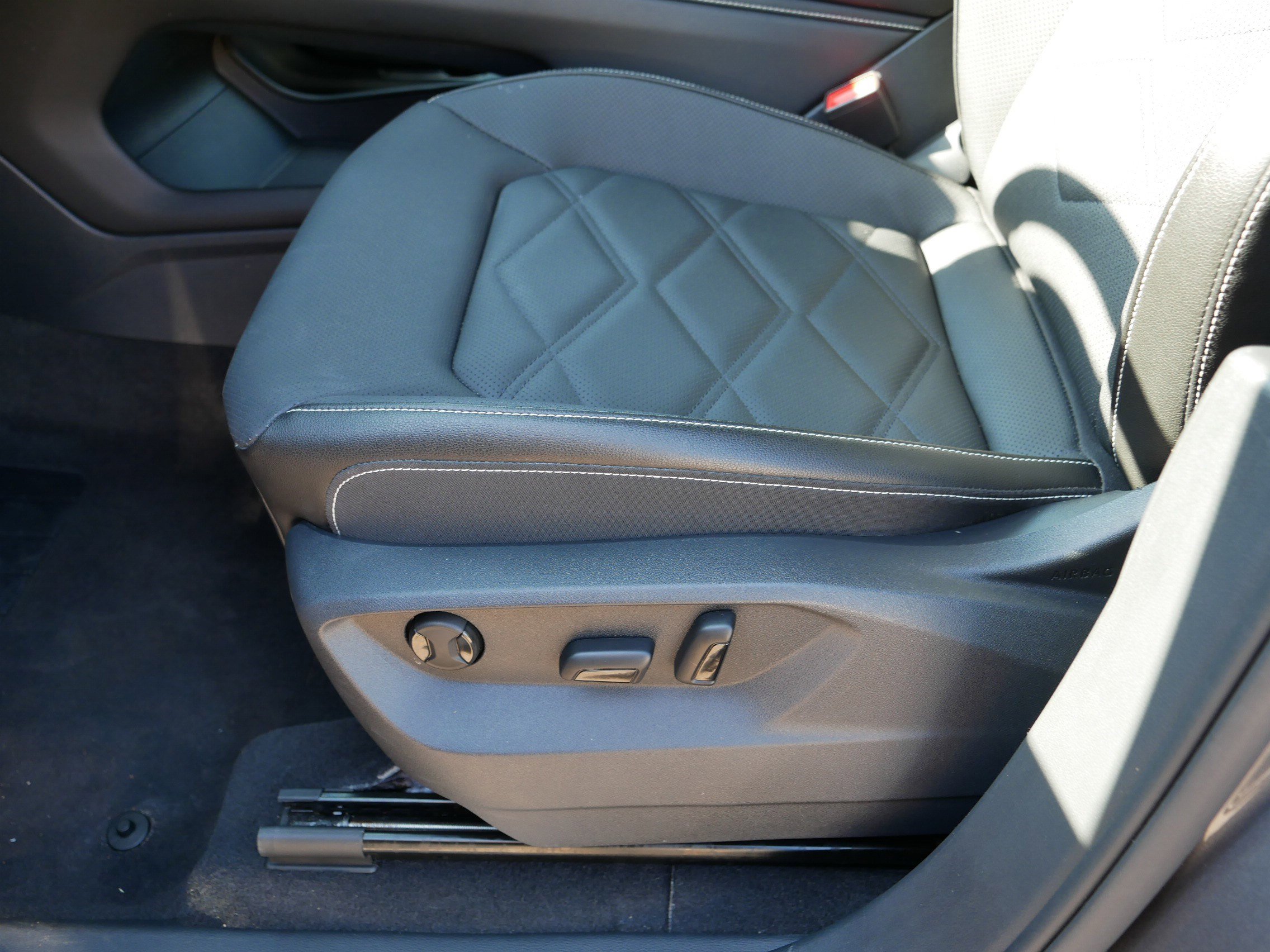 Used 2025 Volkswagen Atlas SE image 20