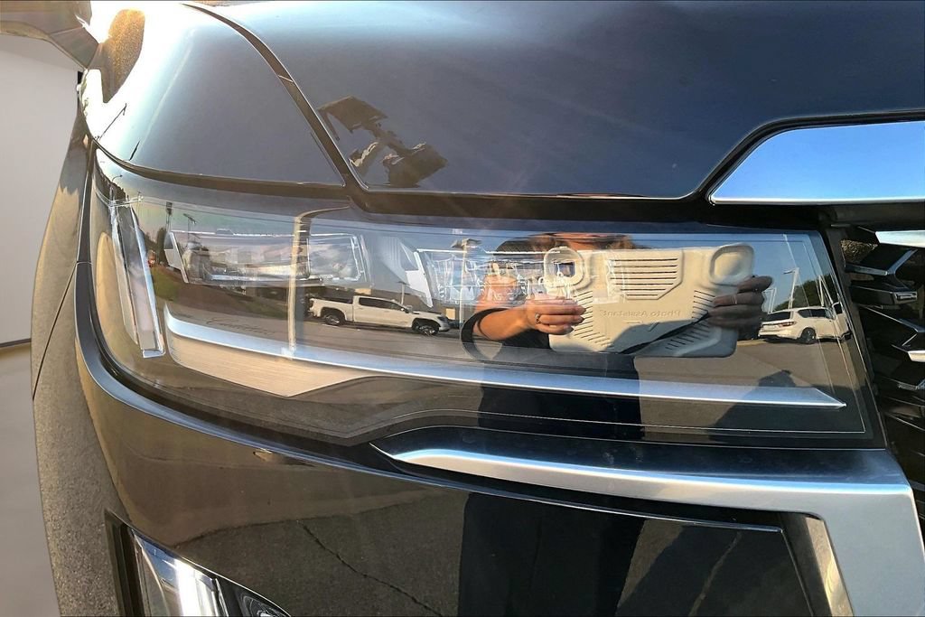 Used 2023 Cadillac Escalade Premium Luxury RWD image 32