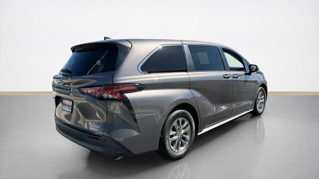 Used 2021 Toyota Sienna XLE FWD image 3