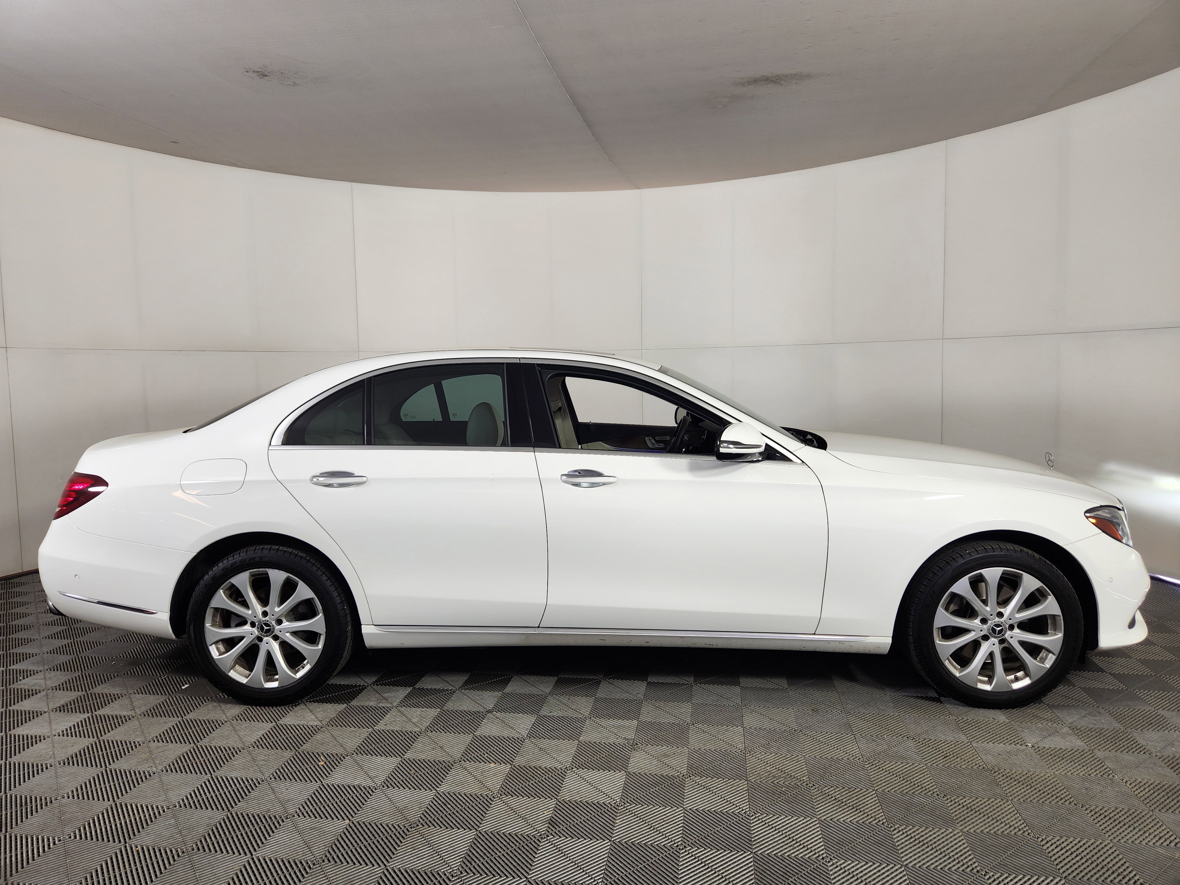 Used 2018 Mercedes-Benz E 300 4MATIC image 8