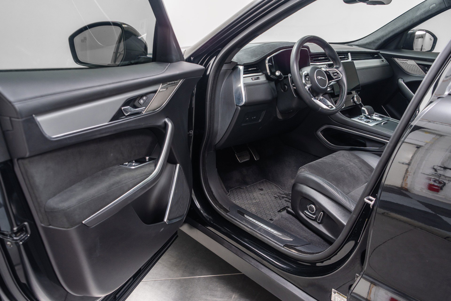 Used 2023 Jaguar F-PACE SVR image 23