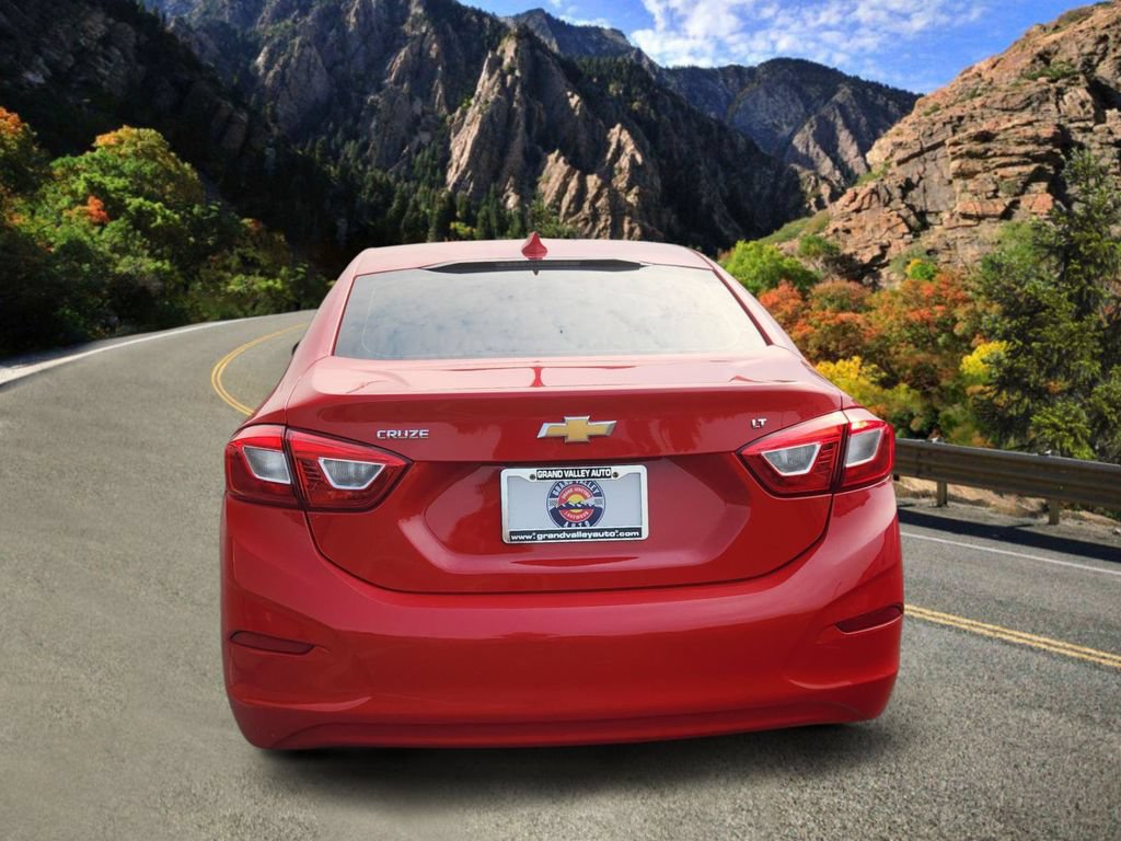Used 2018 Chevrolet Cruze LT w/ Convenience Package FWD image 4