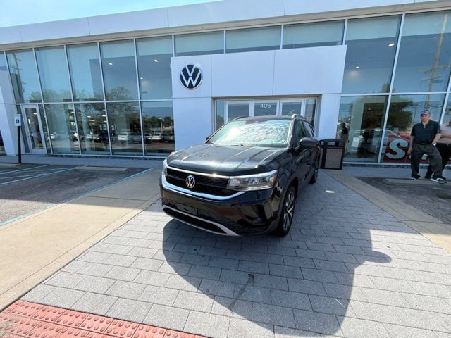 Used 2024 Volkswagen Taos SE FWD image 2