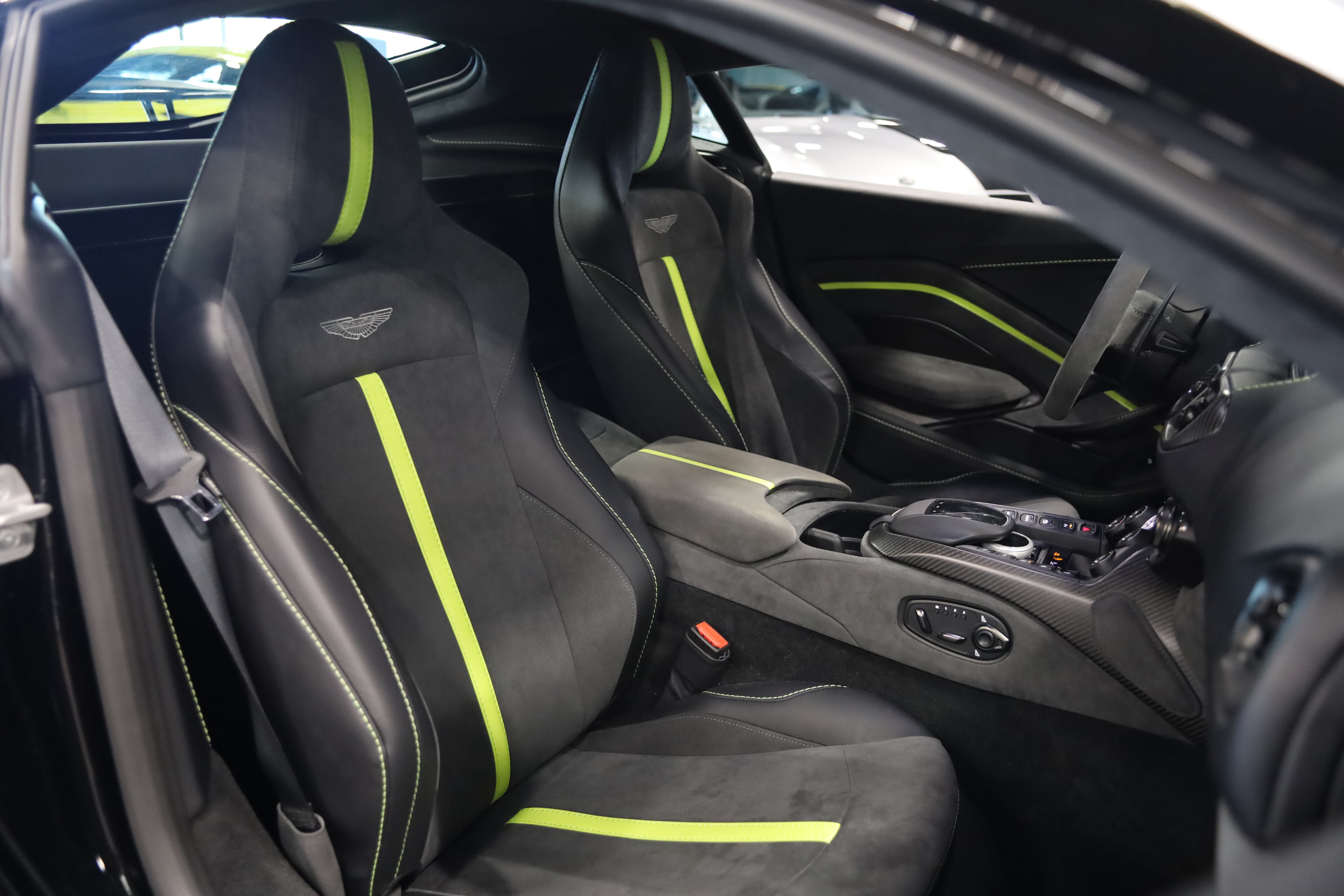 Used 2023 Aston Martin V8 Vantage Coupe RWD image 35