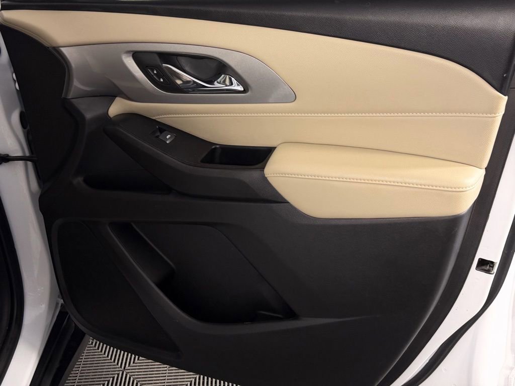 Used 2023 Chevrolet Traverse LT image 32