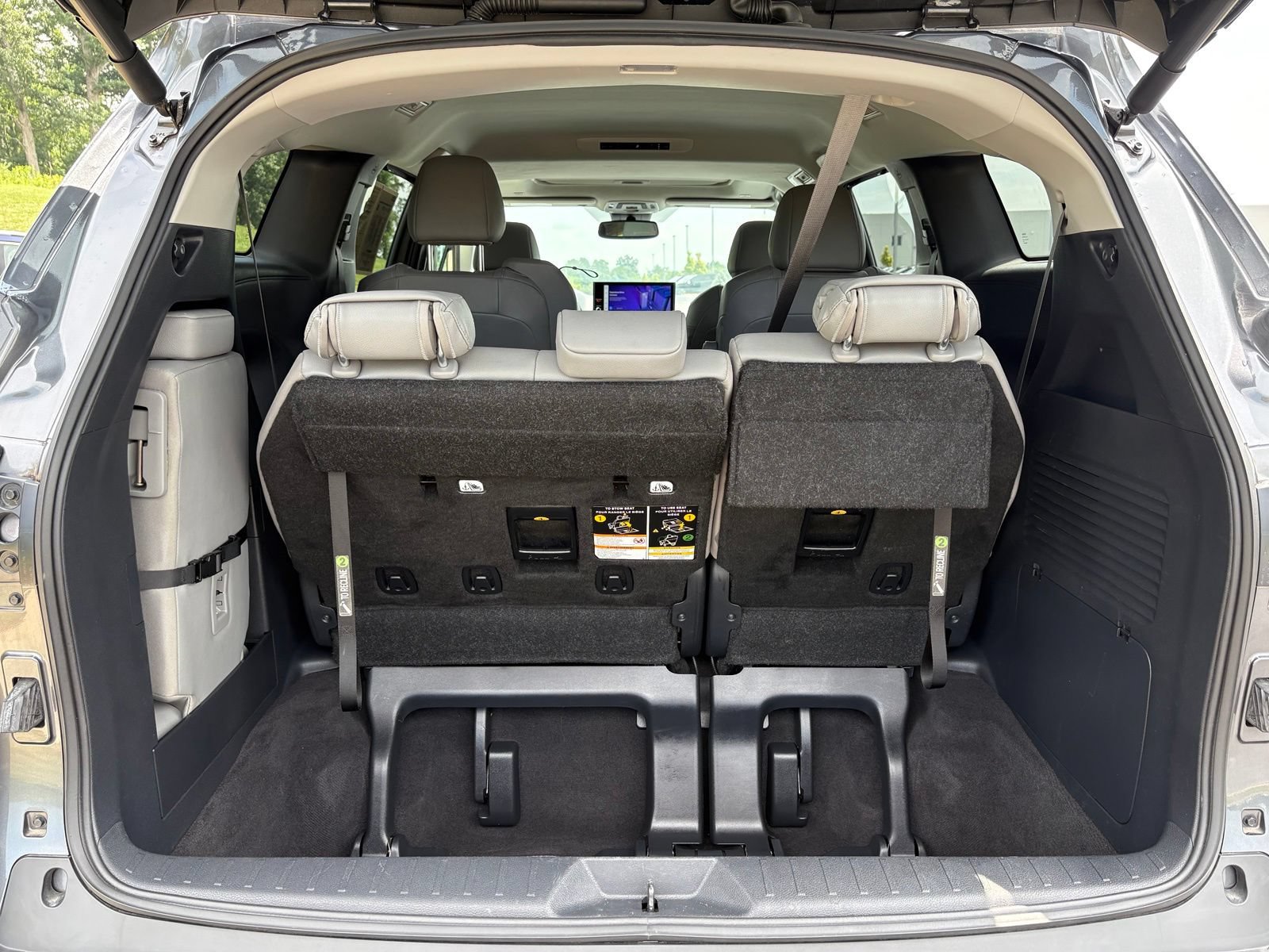 Used 2025 Toyota Sienna XLE FWD image 12