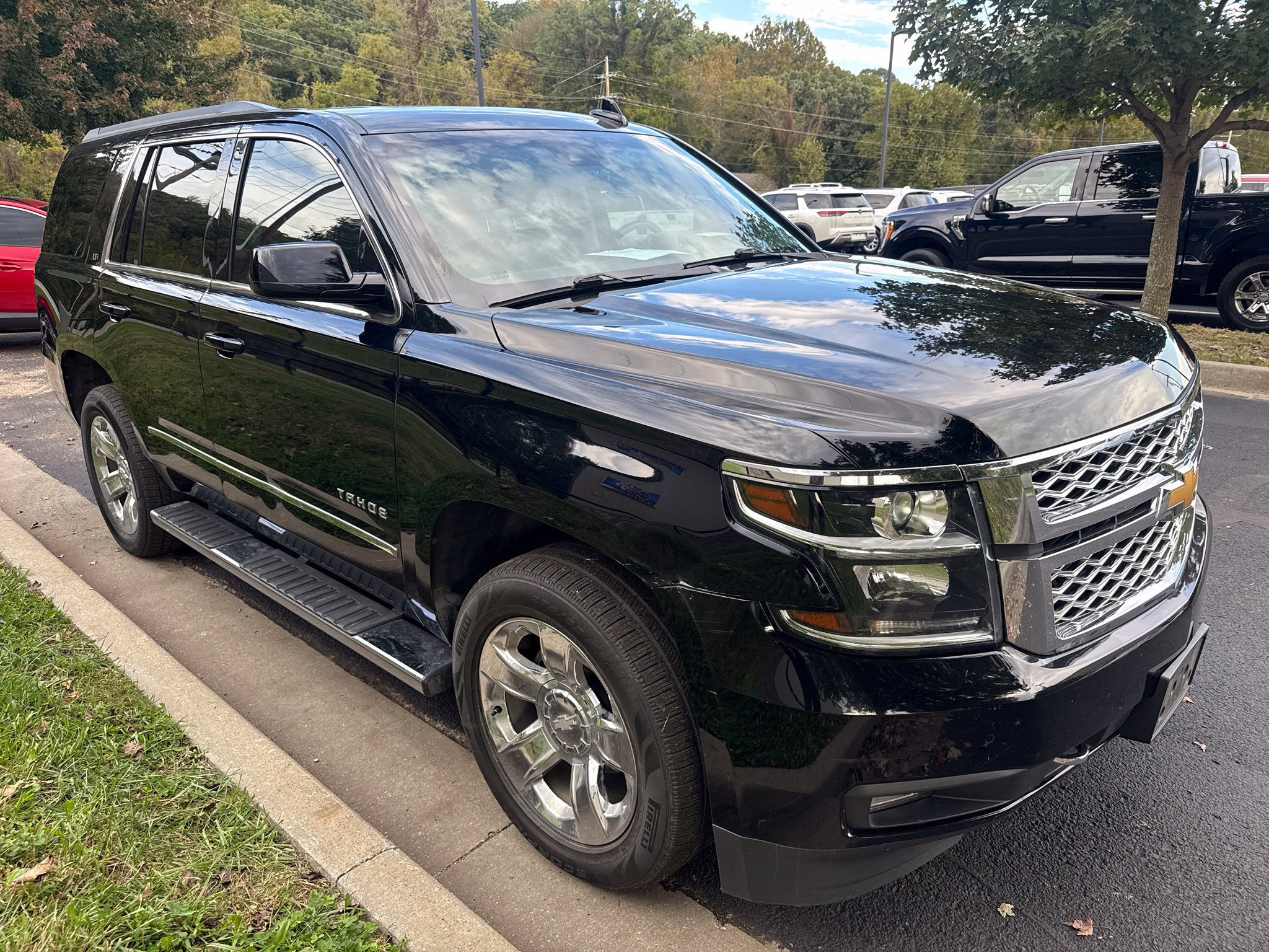 Used 2019 Chevrolet Tahoe LT w/ LT Signature Package AWD/4WD image 3