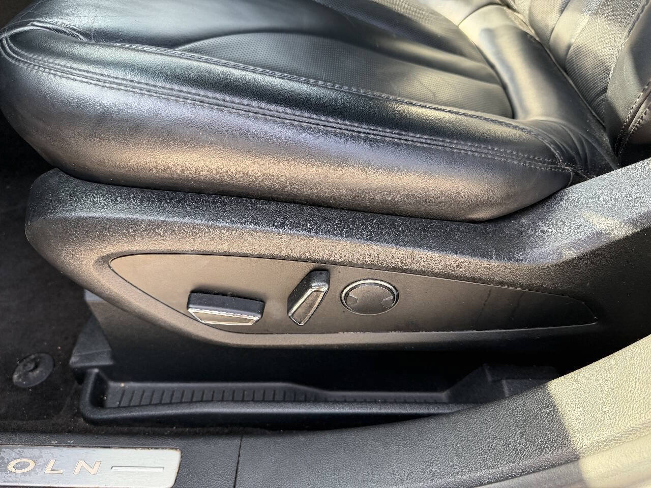 Used 2018 Lincoln MKX Select w/ Select Plus Package AWD/4WD image 16