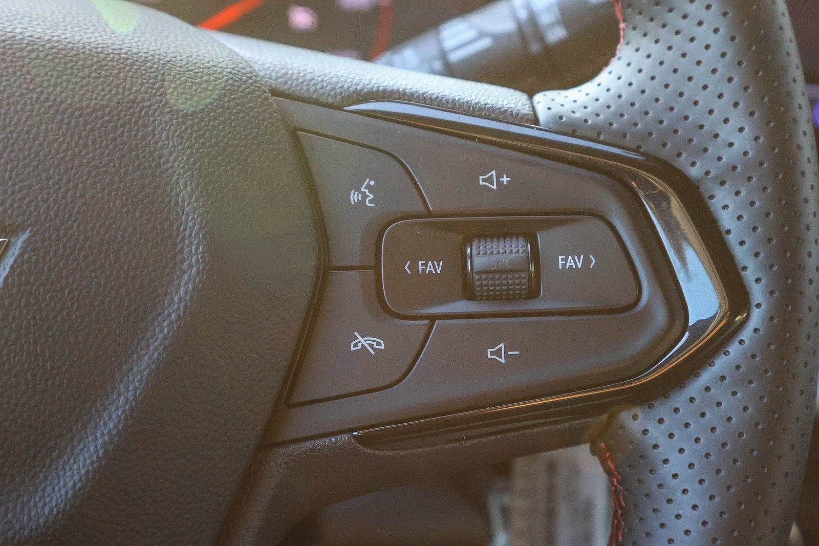 Used 2025 Chevrolet Trax RS image 35