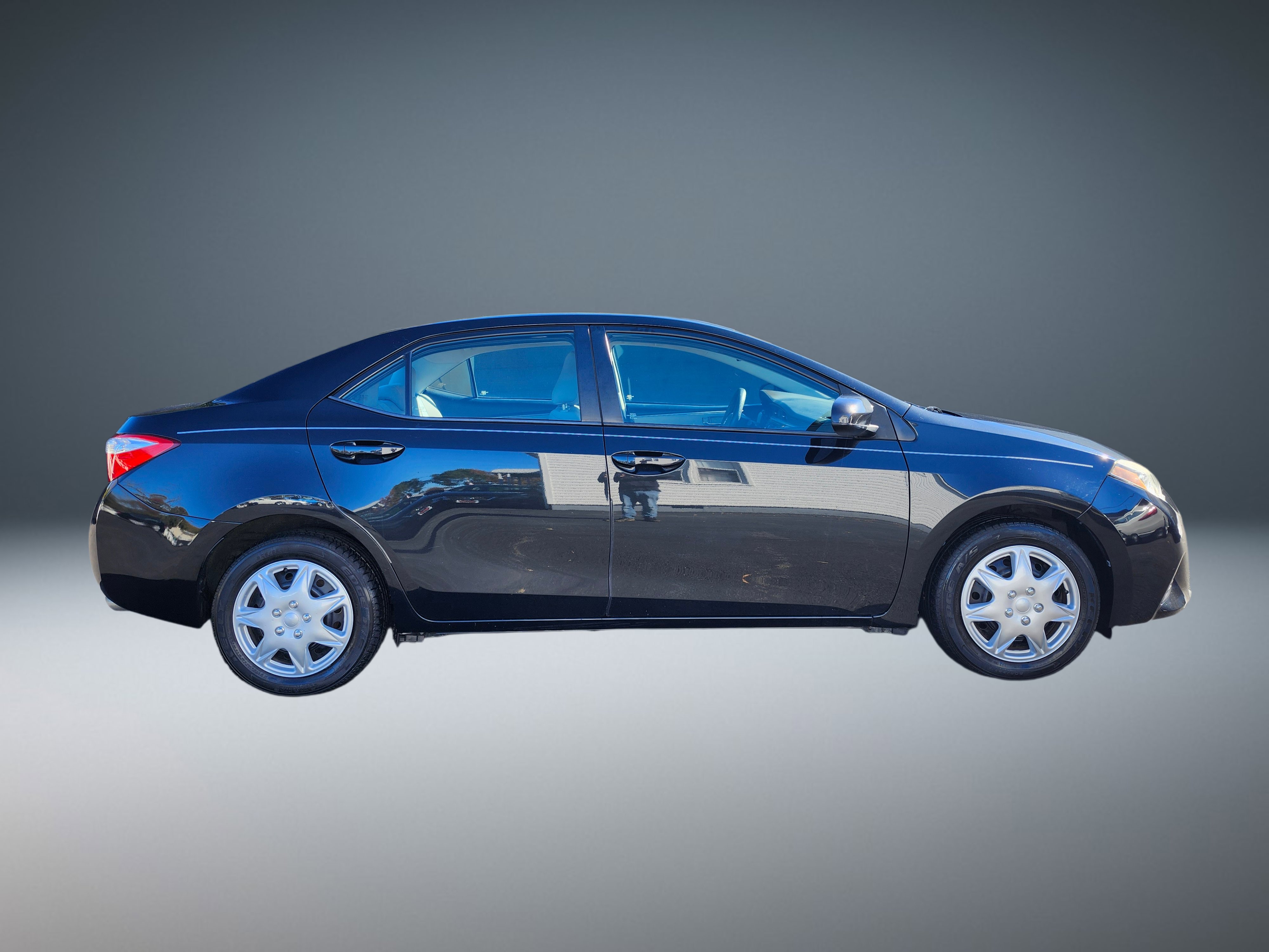 Used 2016 Toyota Corolla LE image 2