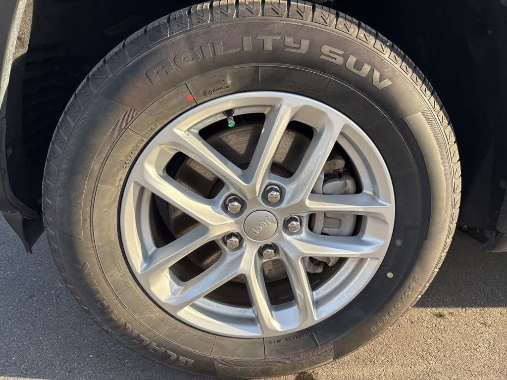 Used 2023 Jeep Grand Cherokee L Laredo image 11