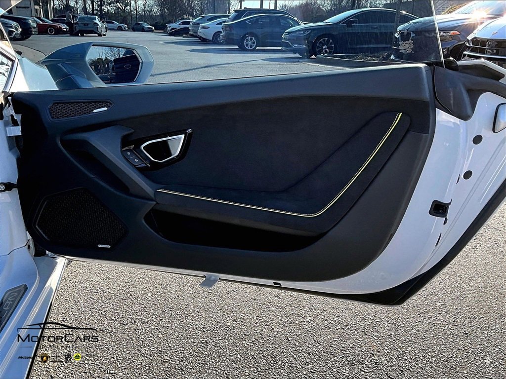 Used 2021 Lamborghini Huracan EVO image 18