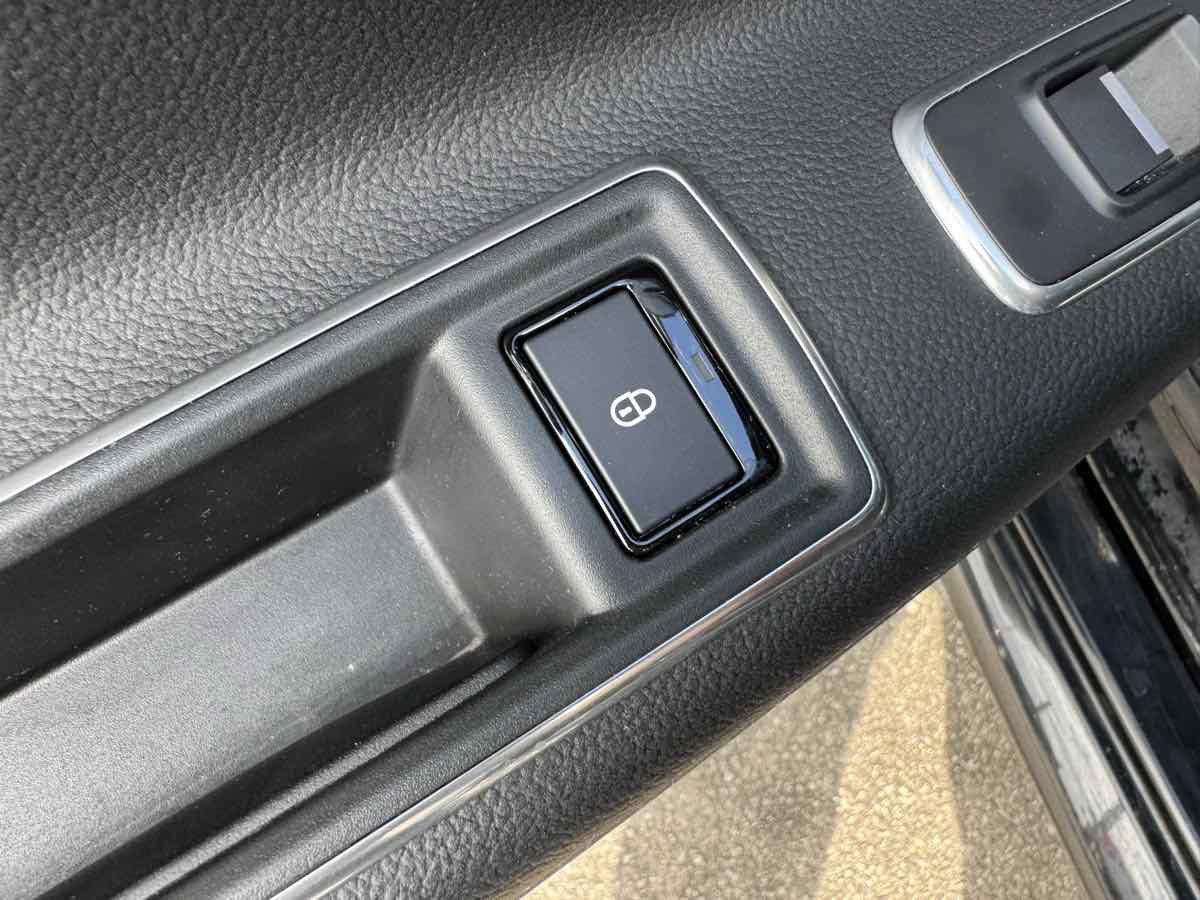 Used 2016 Jaguar XF S image 47