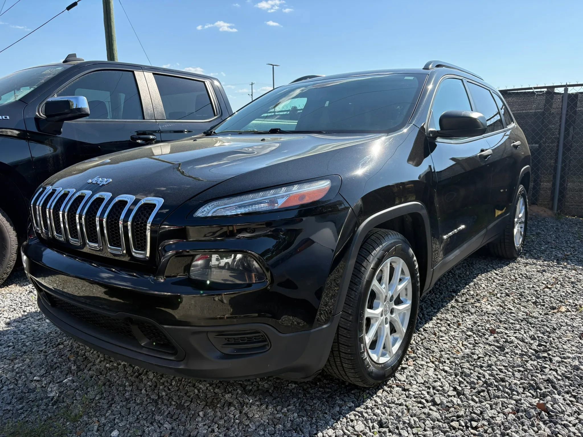 Used 2017 Jeep Cherokee Sport FWD image 3