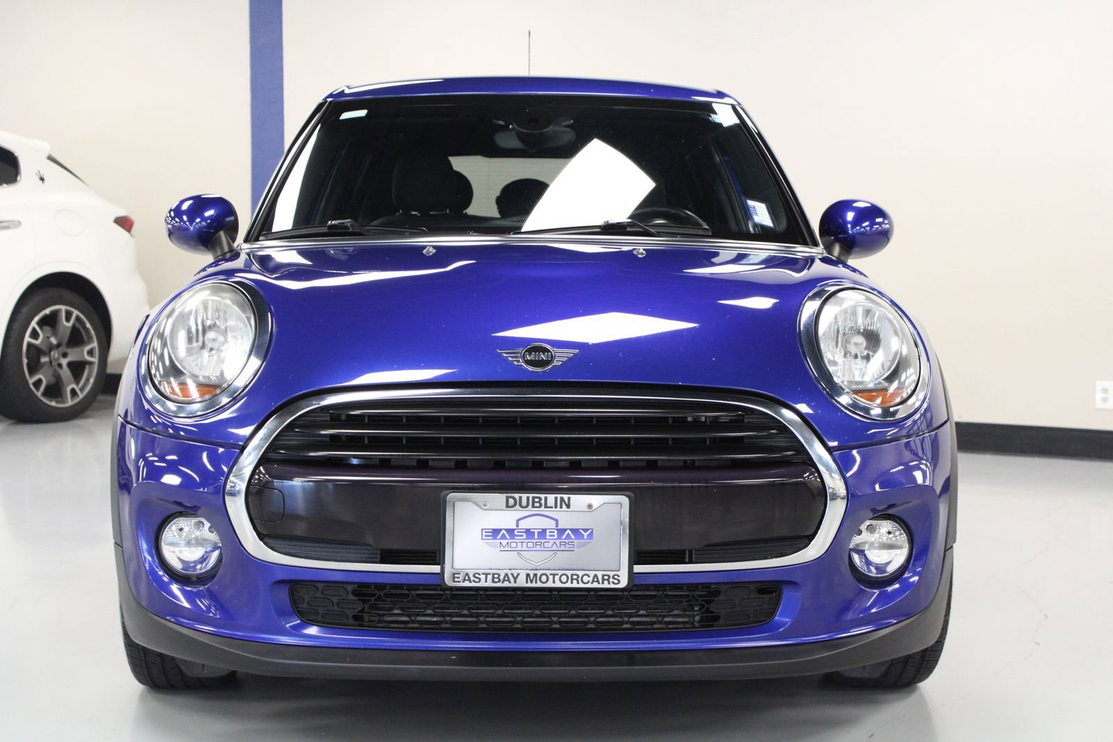 Used 2019 MINI Cooper 4-Door Hardtop image 3