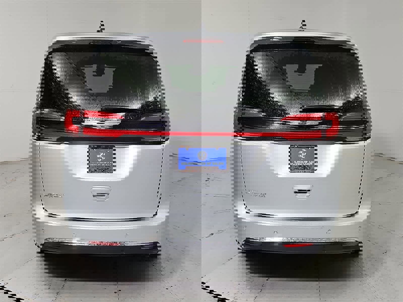 Used 2024 Chrysler Pacifica Touring-L image 5