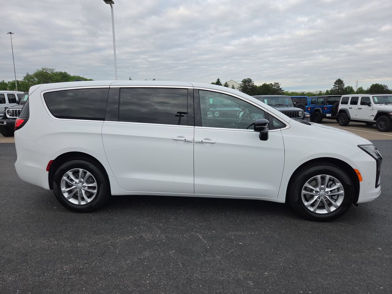New 2027 Chrysler Pacifica Select w/ Family Tech Group AWD/4WD image 8