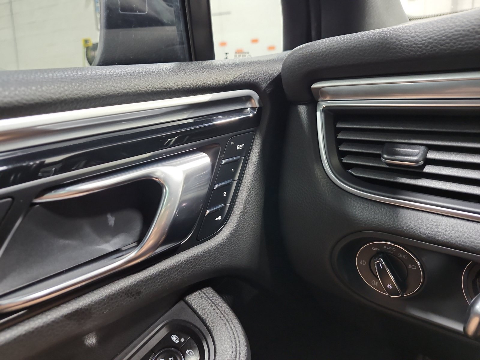 Used 2018 Porsche Macan AWD/4WD image 22