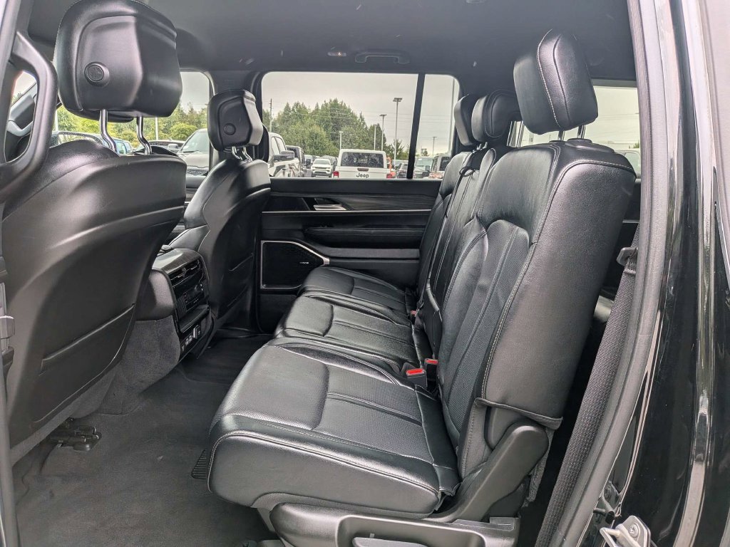 Used 2024 Jeep Wagoneer L Series II w/ Flexible Seating Group AWD/4WD image 14