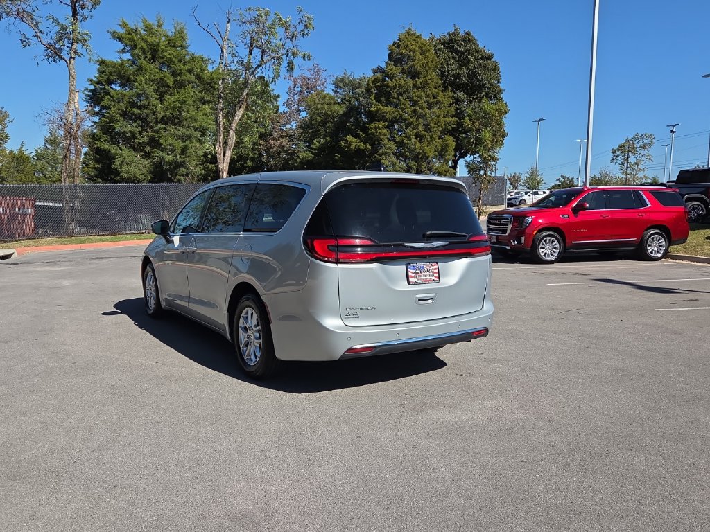 Used 2023 Chrysler Pacifica Touring-L FWD image 3