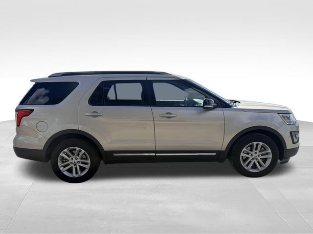 Used 2017 Ford Explorer XLT w/ Equipment Group 202A FWD image 4