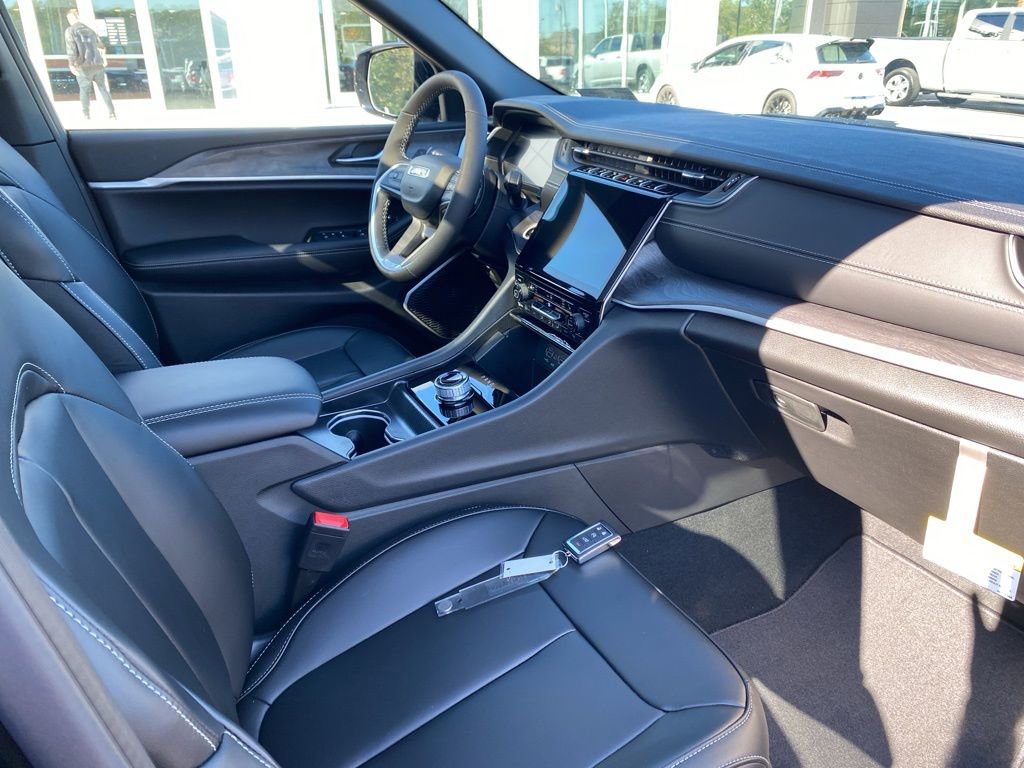 New 2025 Jeep Grand Cherokee L Limited w/ Black Appearance Package image 10