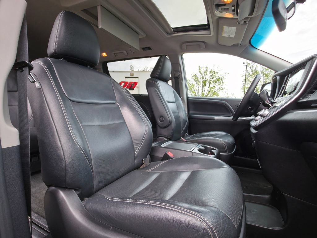 Used 2017 Toyota Sienna SE Premium FWD image 22