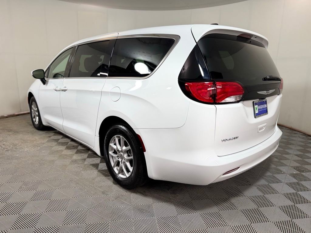 Used 2023 Chrysler Voyager LX image 4