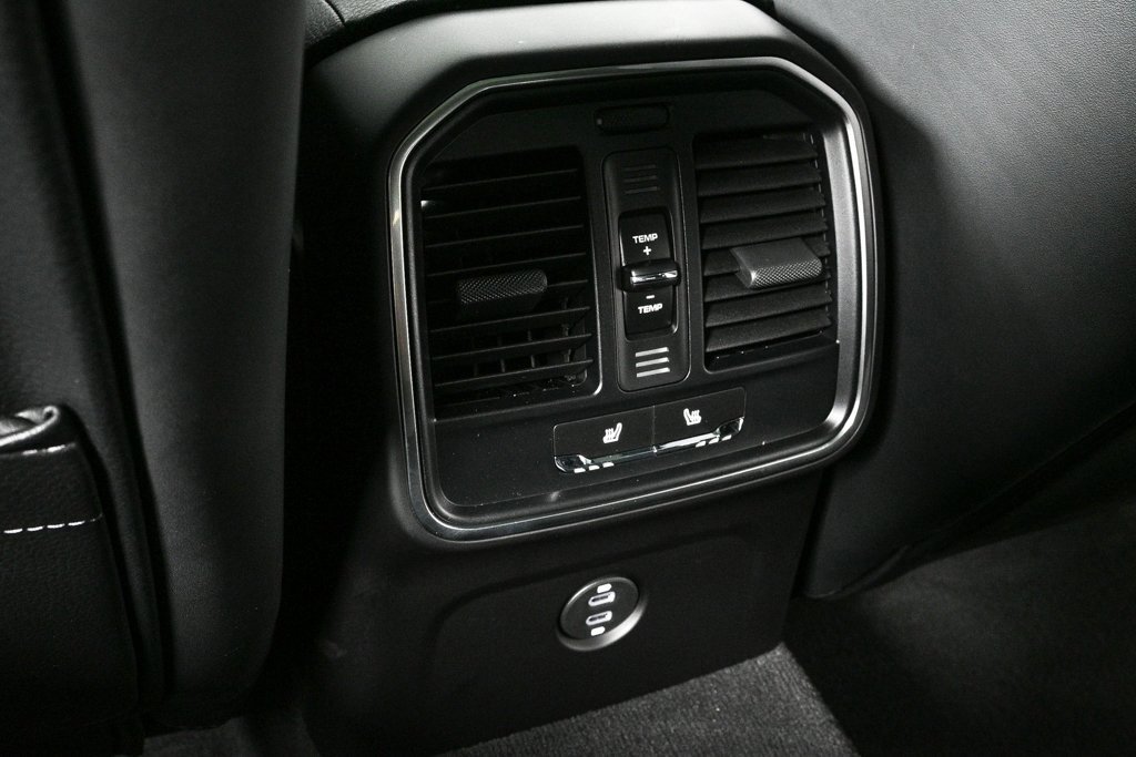 Used 2025 Porsche Macan image 22