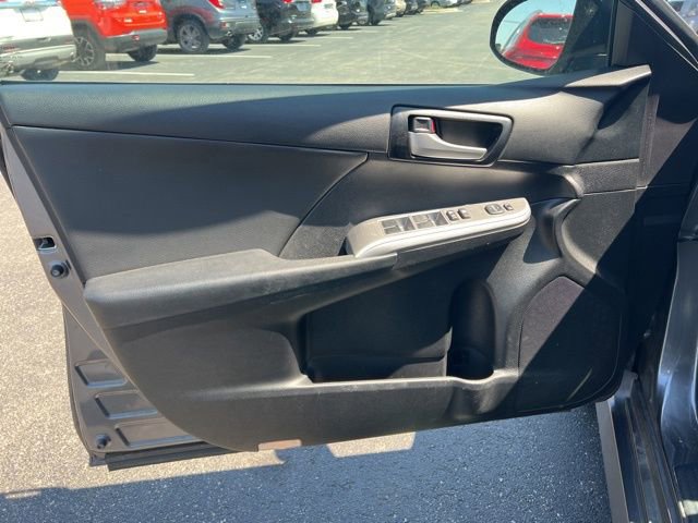 Used 2014 Toyota Camry SE w/ Moonroof Package FWD image 24