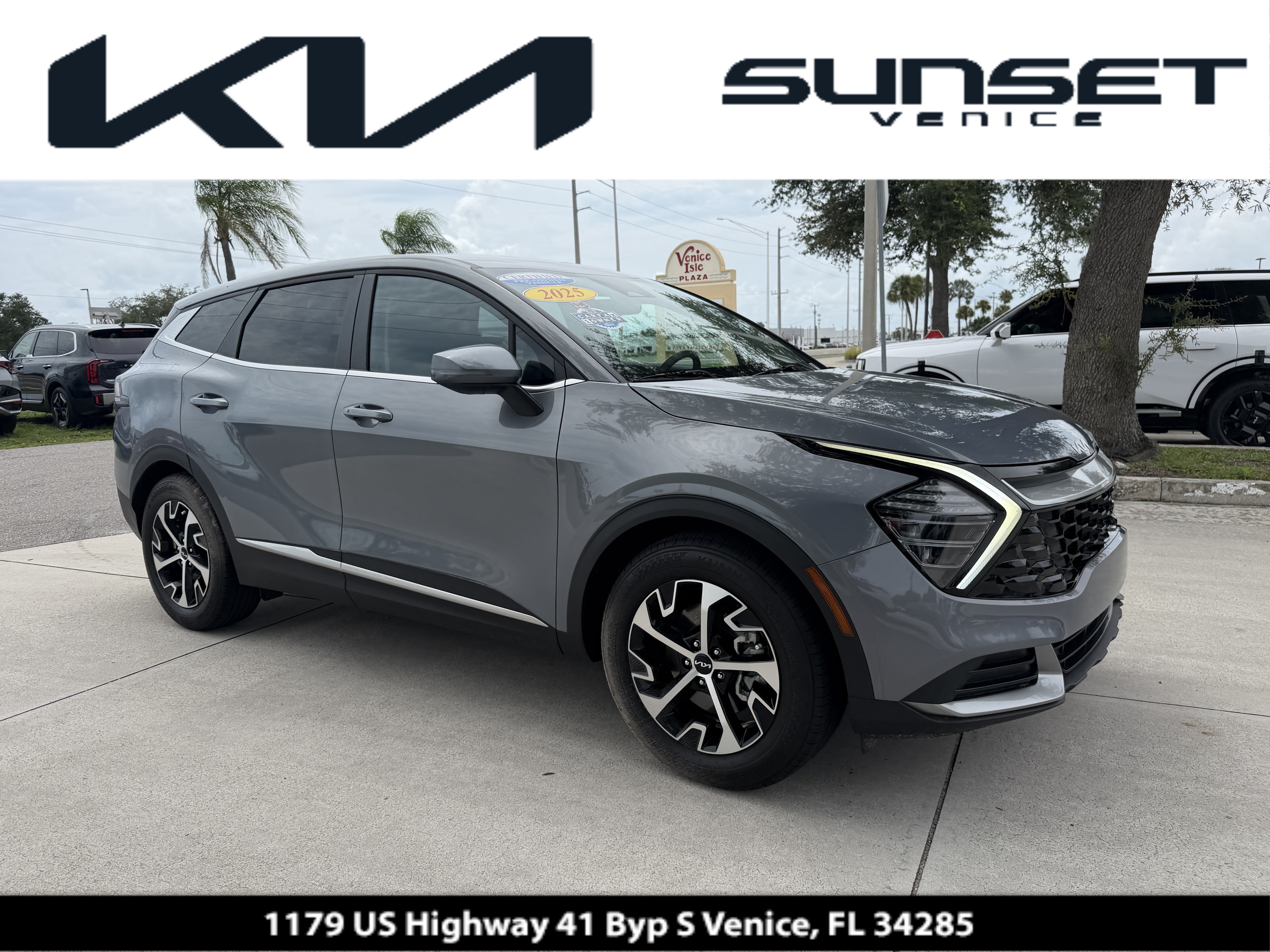 Used 2025 Kia Sportage EX FWD image 1