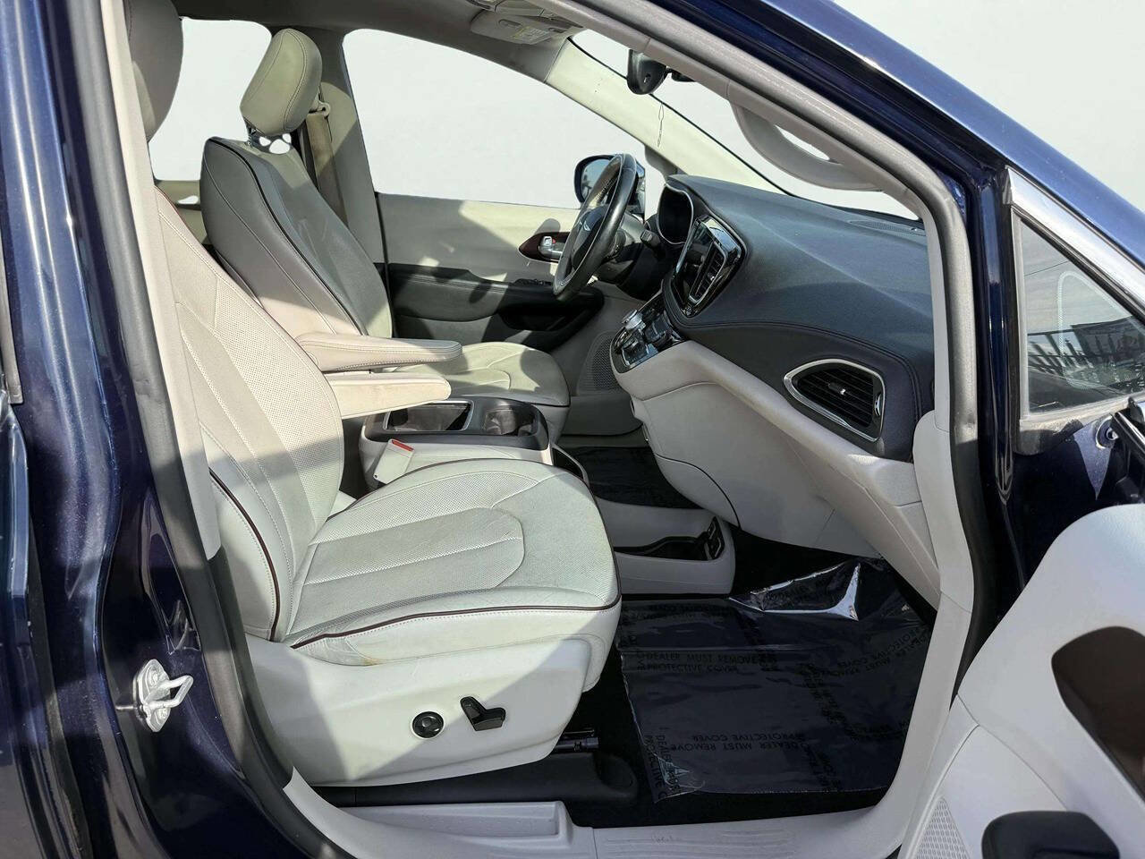 Used 2017 Chrysler Pacifica Limited w/ Tire & Wheel Group FWD image 13