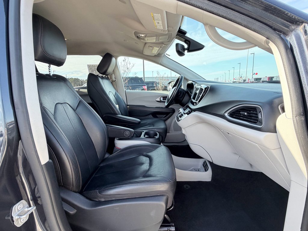 Used 2020 Chrysler Pacifica Touring-L FWD image 20