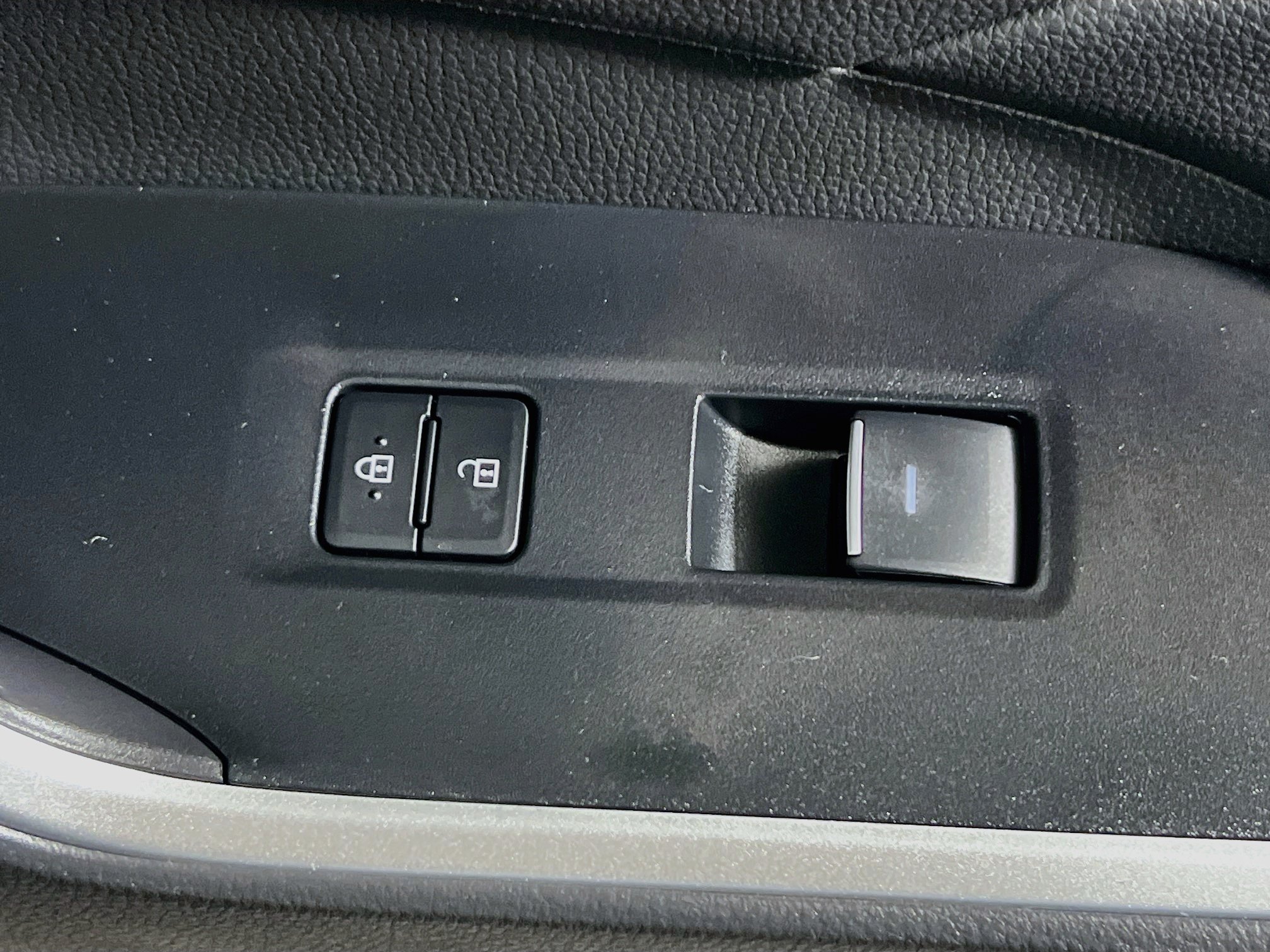 Used 2025 Toyota RAV4 XLE w/ Convenience Package FWD image 31