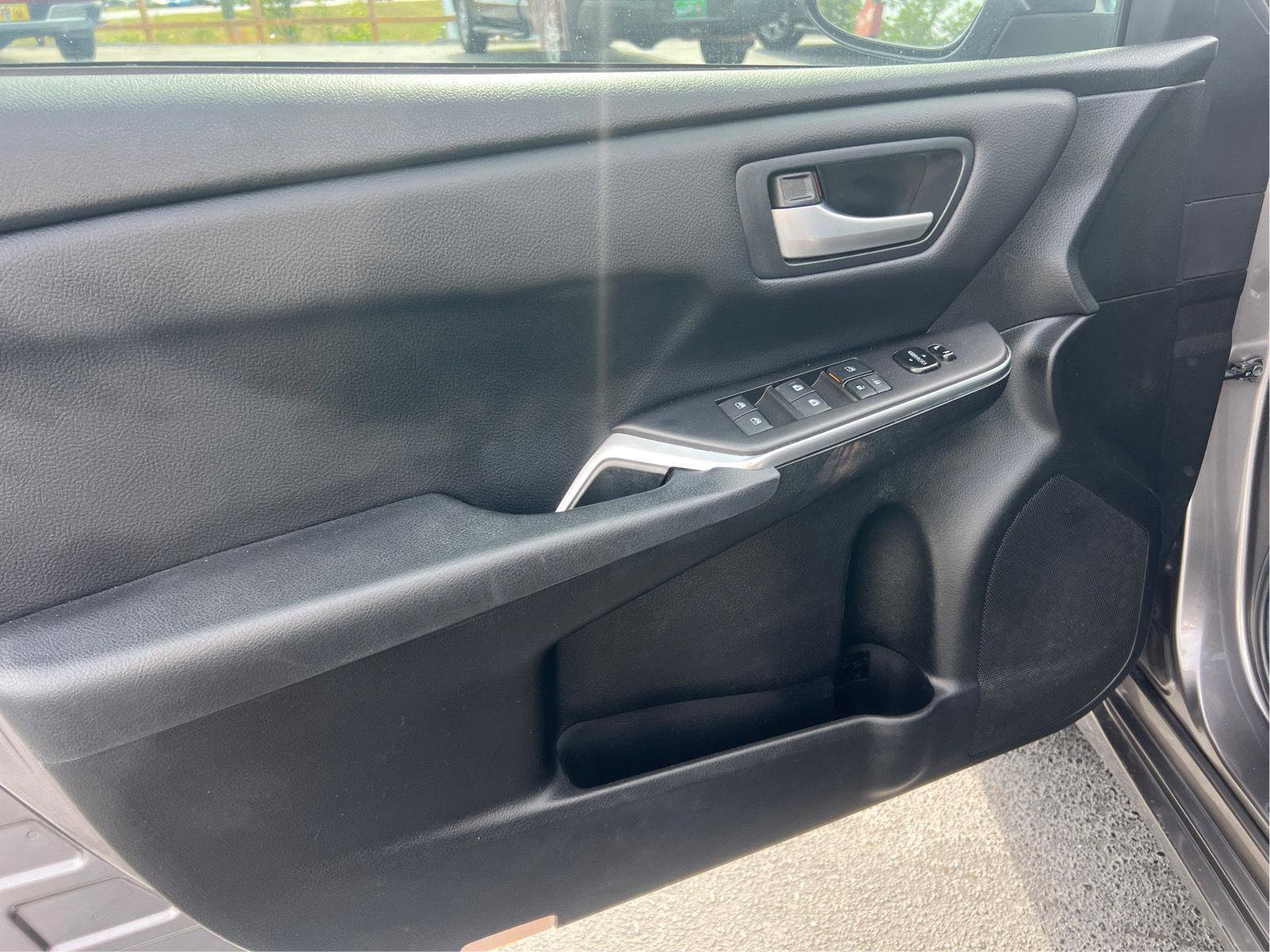 Used 2017 Toyota Camry SE w/ Moonroof Package image 19