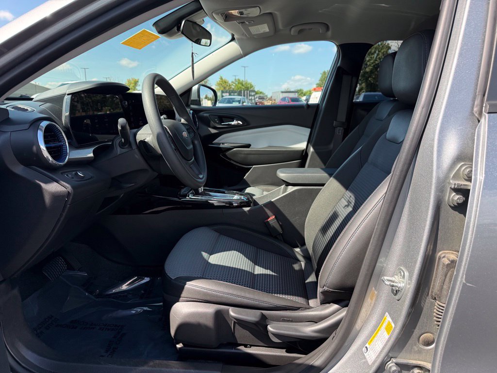 Used 2025 Chevrolet Trax LT FWD image 26