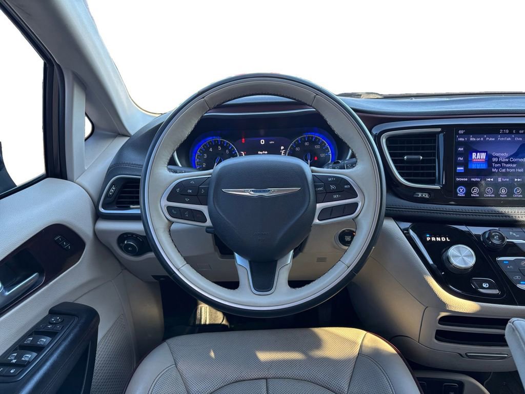 Used 2017 Chrysler Pacifica Limited image 18