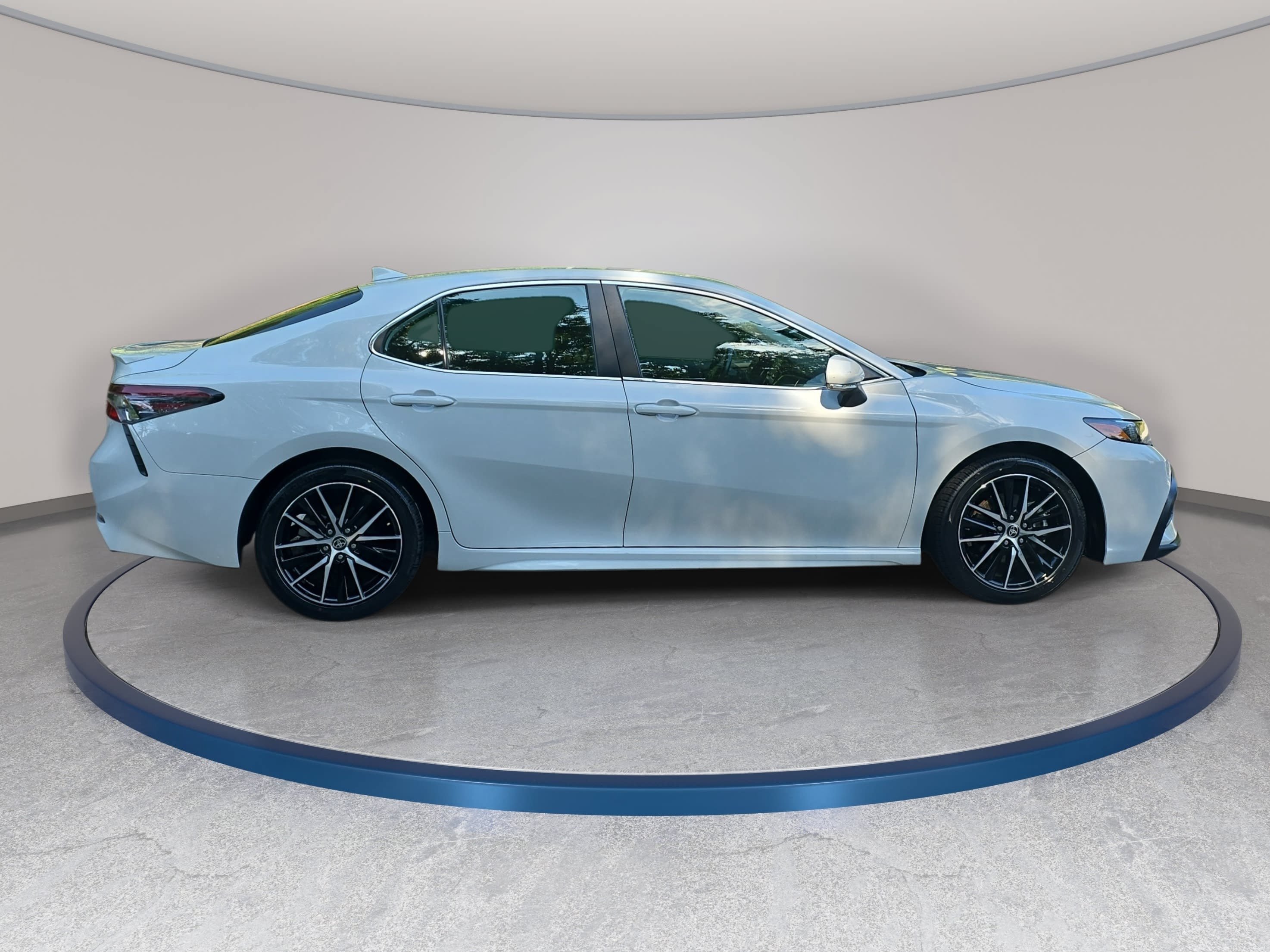 Used 2024 Toyota Camry SE FWD image 4