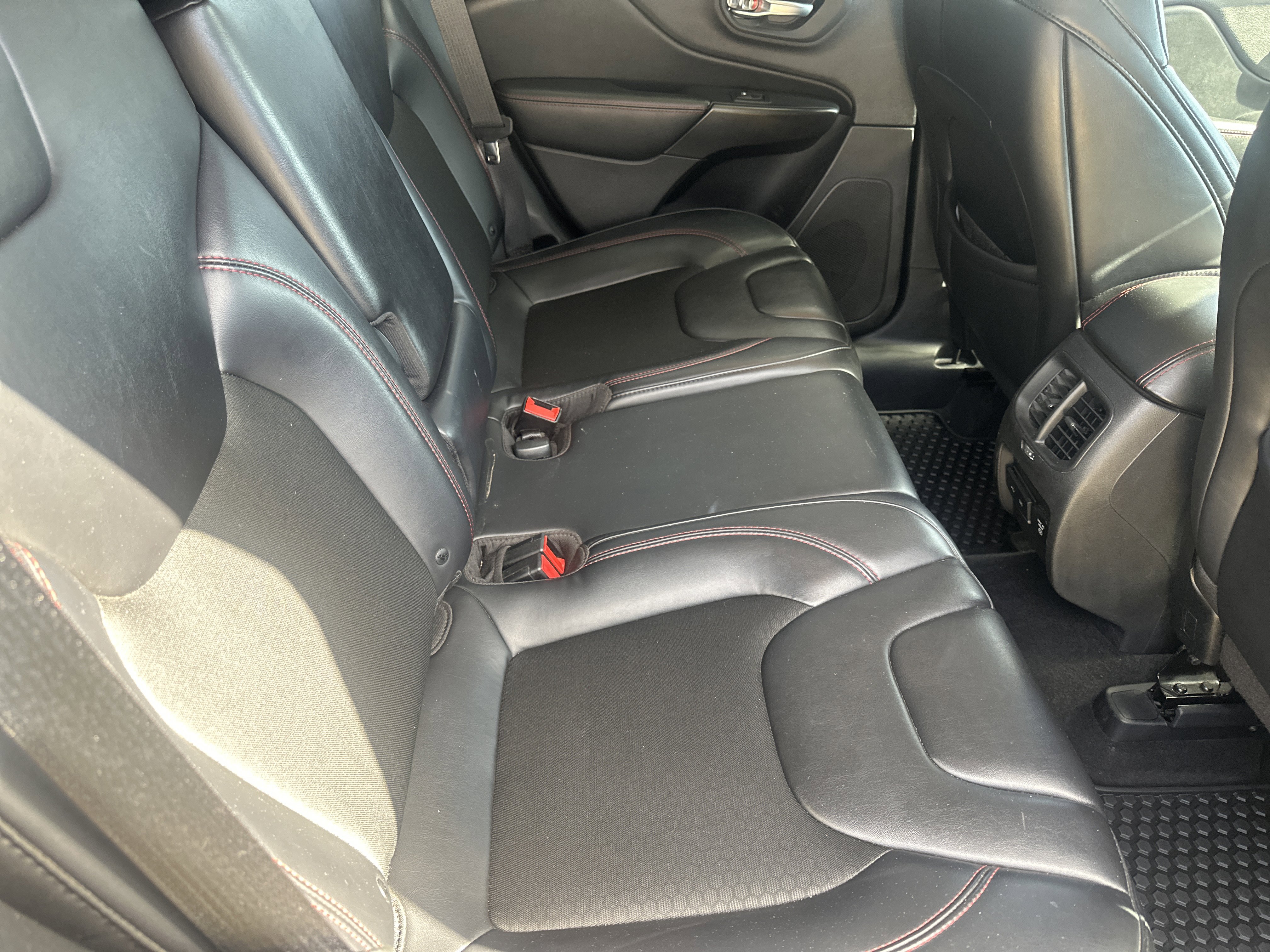 Used 2019 Jeep Cherokee Trailhawk w/ Comfort/Convenience Group image 27