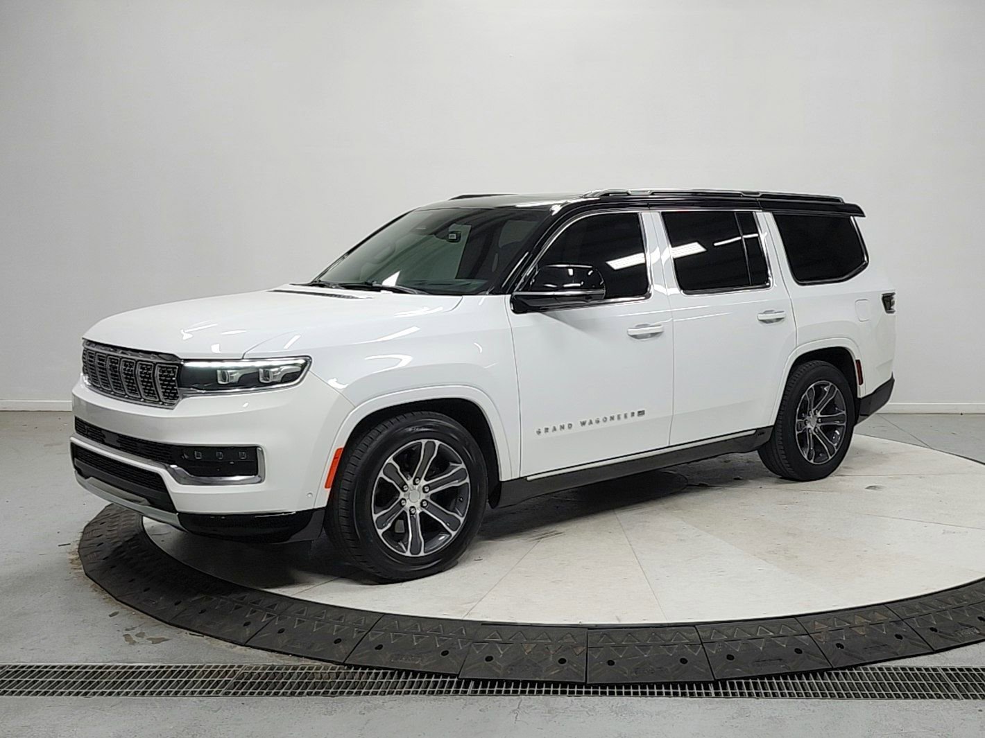 Used 2023 Jeep Grand Wagoneer 4WD image 3