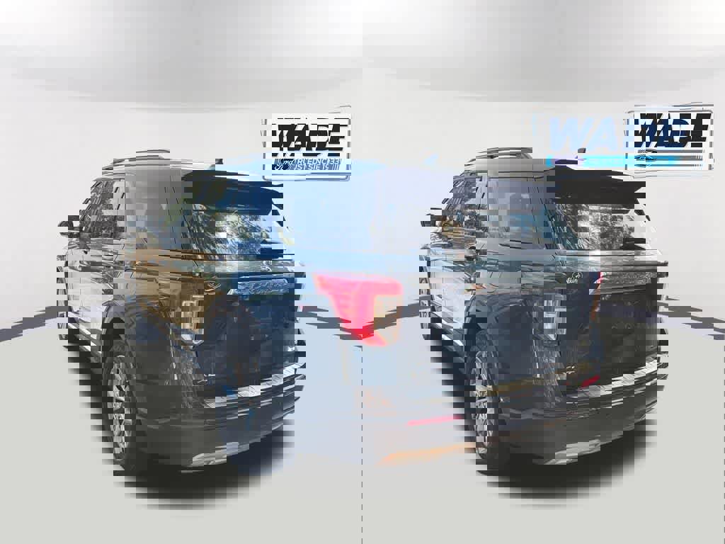 Used 2022 Ford Explorer XLT w/ Equipment Group 202A image 6